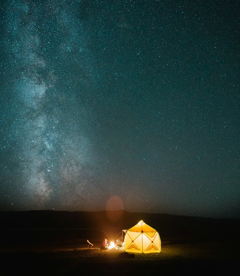 Obozowisko na pustyni pod rozgwieżdżonym niebem w Wadi Rum